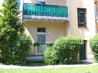 hofseitige Fassade mit Balkon der WE 02